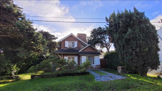 LOTE MULTIFAMILIAR CON HERMOSO CHALET A 50 M DEL MAR