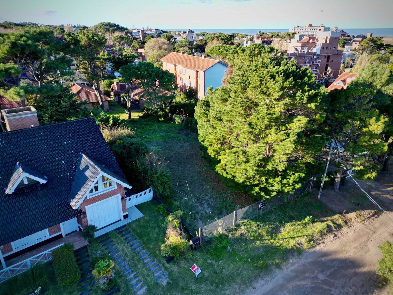 HERMOSO LOTE MULTIFAMILIAR A 100 M DEL MAR Y DE CARILO